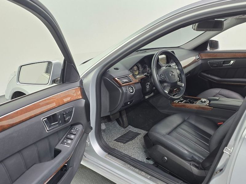 2012 Mercedes-Benz E-Class E300 Elegance photo 10