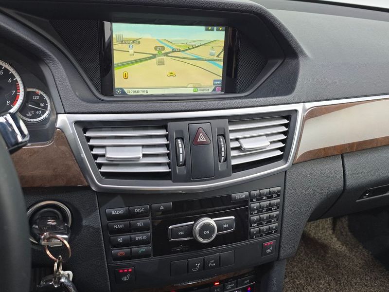 2012 Mercedes-Benz E-Class E300 Elegance photo 12
