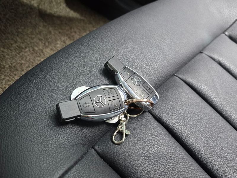 2012 Mercedes-Benz E-Class E300 Elegance photo 15
