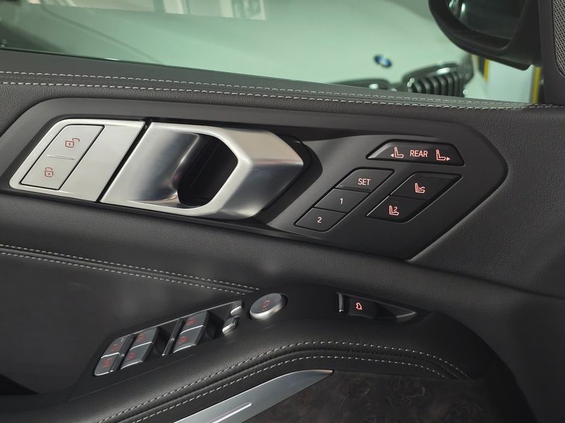 2026 BMW X7 xDrive 40i Design Pure Excellence 7-Seater photo 12