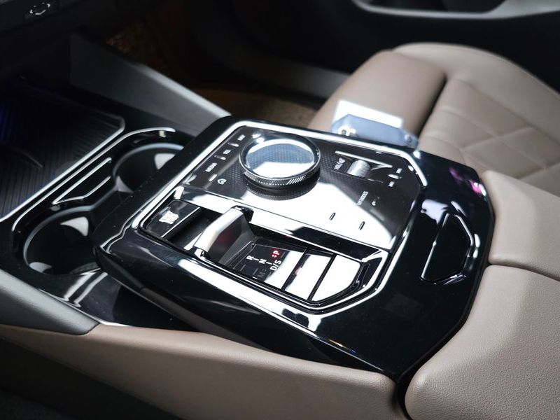 2024 BMW 5 Series 520i M Sport photo 9