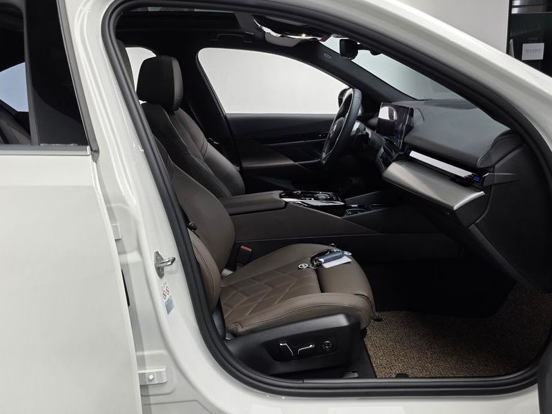2024 BMW 5 Series 520i M Sport photo 12