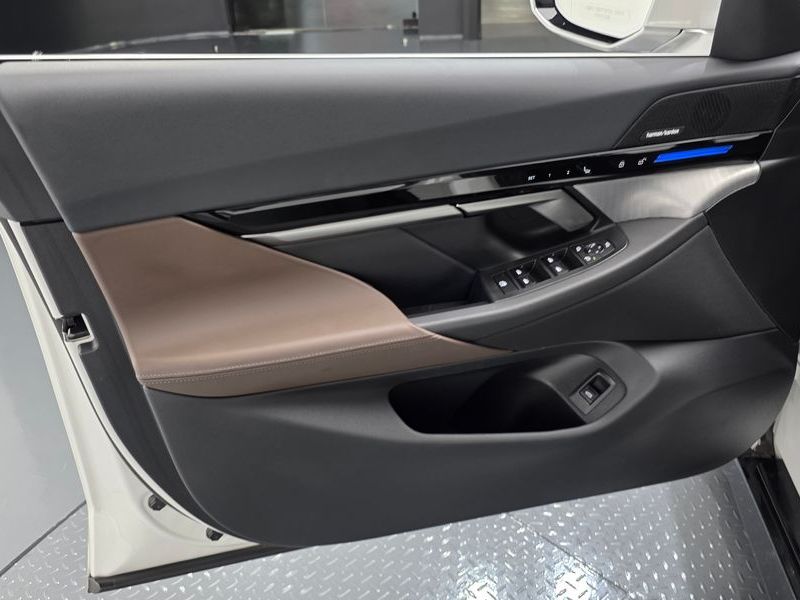 2024 BMW 5 Series 520i M Sport photo 25