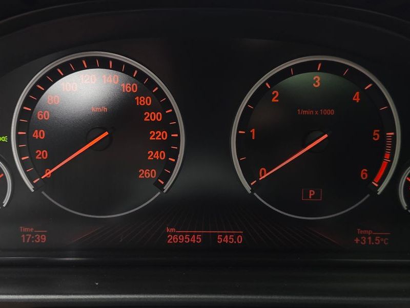 2013 BMW 5 Series 520d photo 8