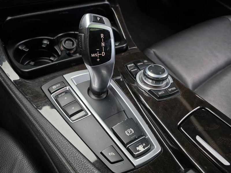 2013 BMW 5 Series 520d photo 9