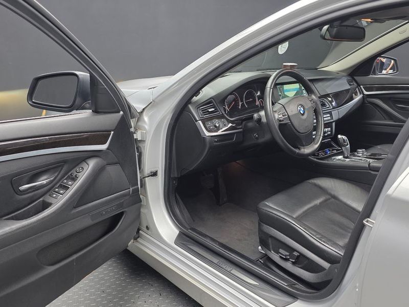 2013 BMW 5 Series 520d photo 10