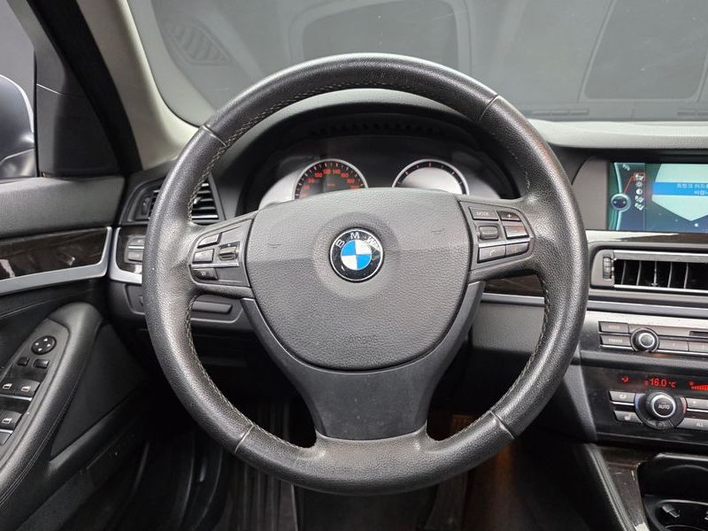 2013 BMW 5 Series 520d photo 12