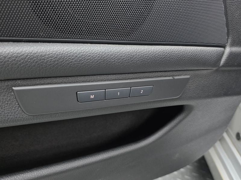 2013 BMW 5 Series 520d photo 16