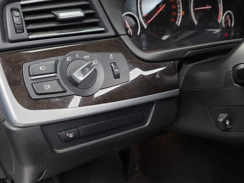 2013 BMW 5 Series 520d photo 18
