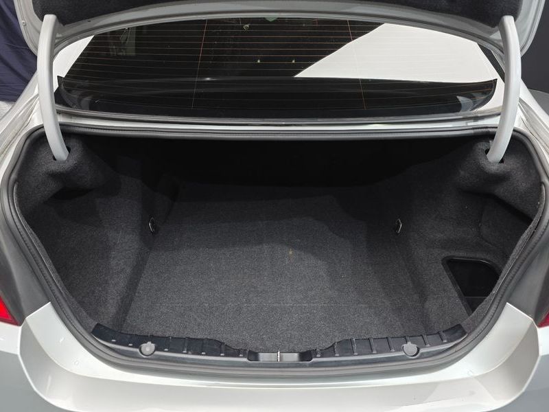 2013 BMW 5 Series 520d photo 20