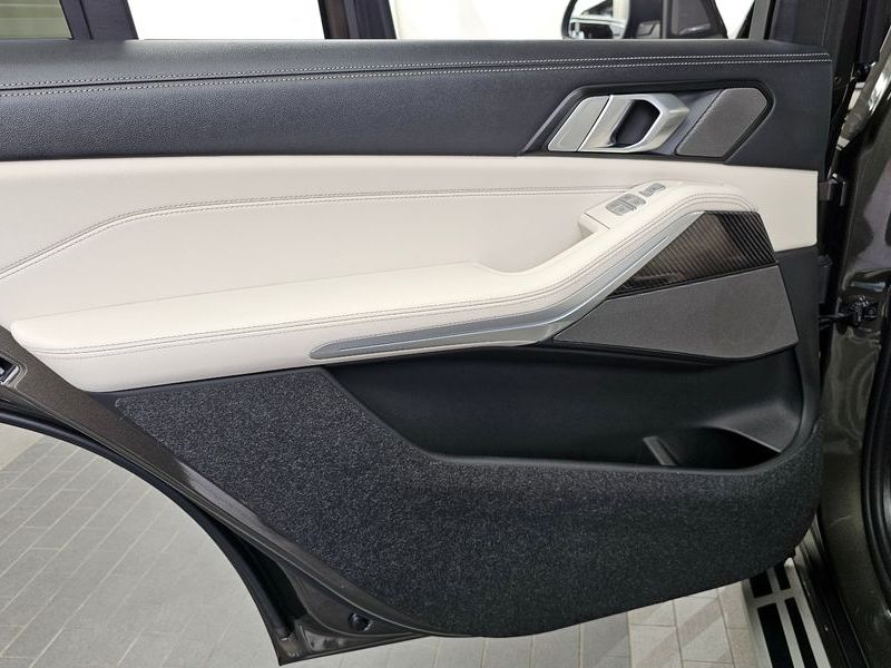 2025 BMW X7 xDrive 40i M Sport 7STR photo 25