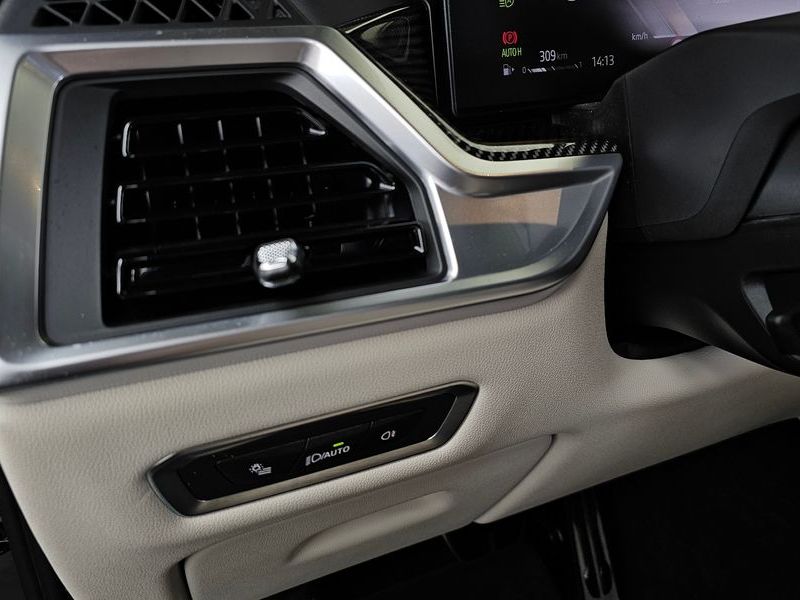 2025 BMW X7 xDrive 40i M Sport 7STR photo 28