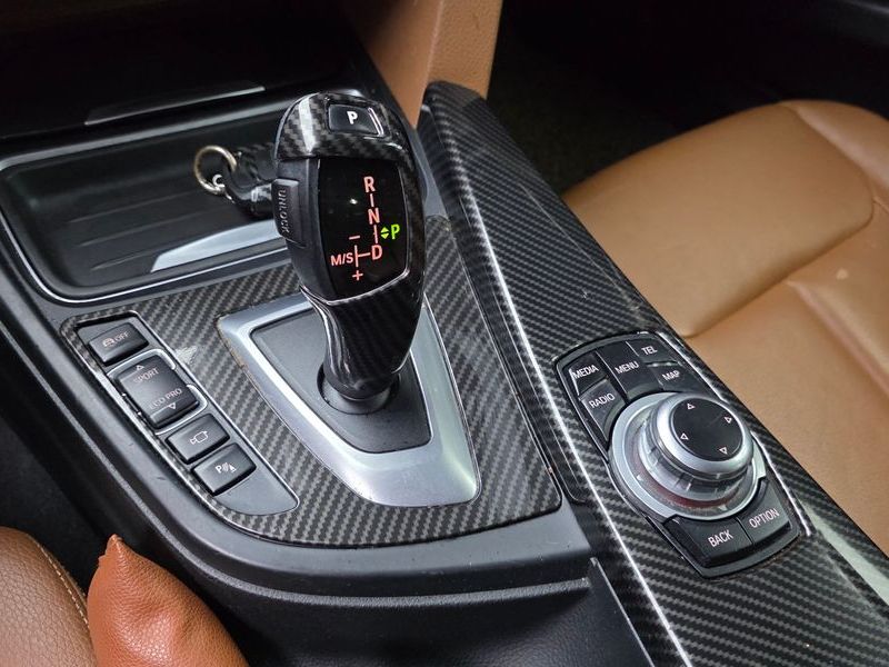 2012 BMW 3 Series 320d Luxury photo 9
