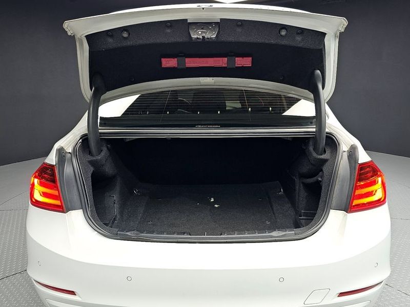2012 BMW 3 Series 320d photo 20