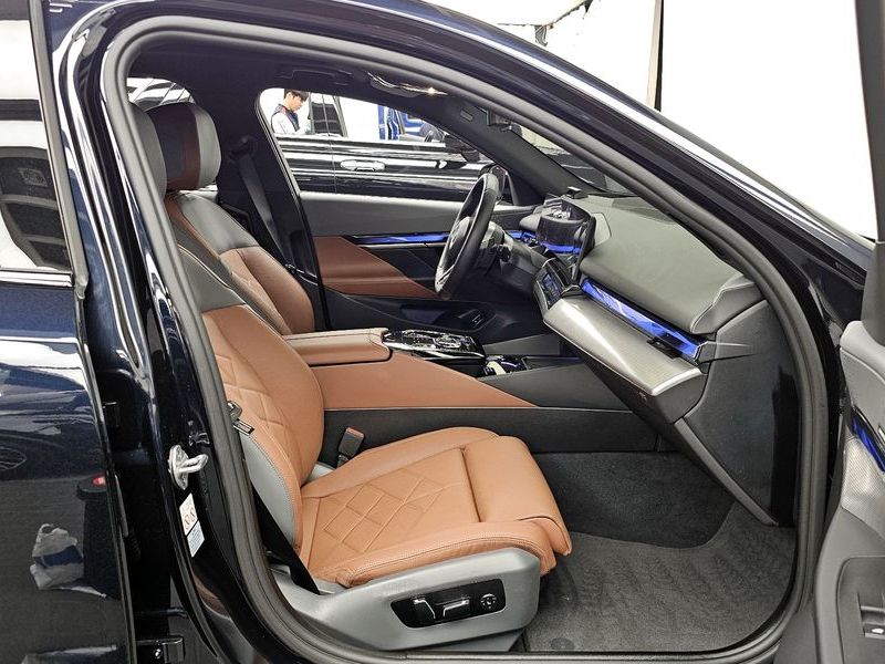 2024 BMW 5 Series 530i xDrive M Sport photo 11