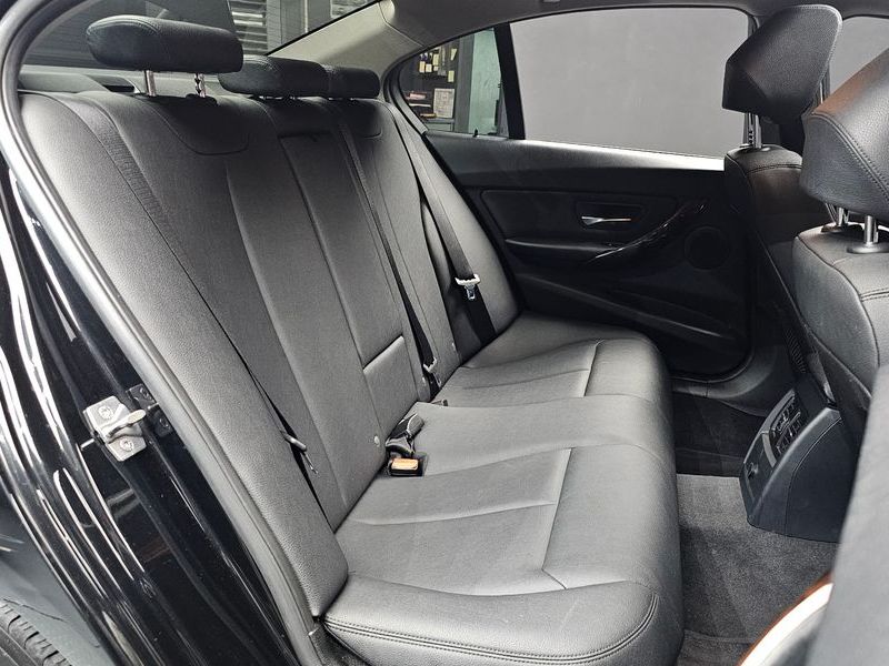 2013 BMW 3 Series 320d photo 11