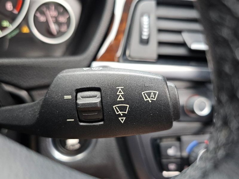 2013 BMW 3 Series 320d photo 16