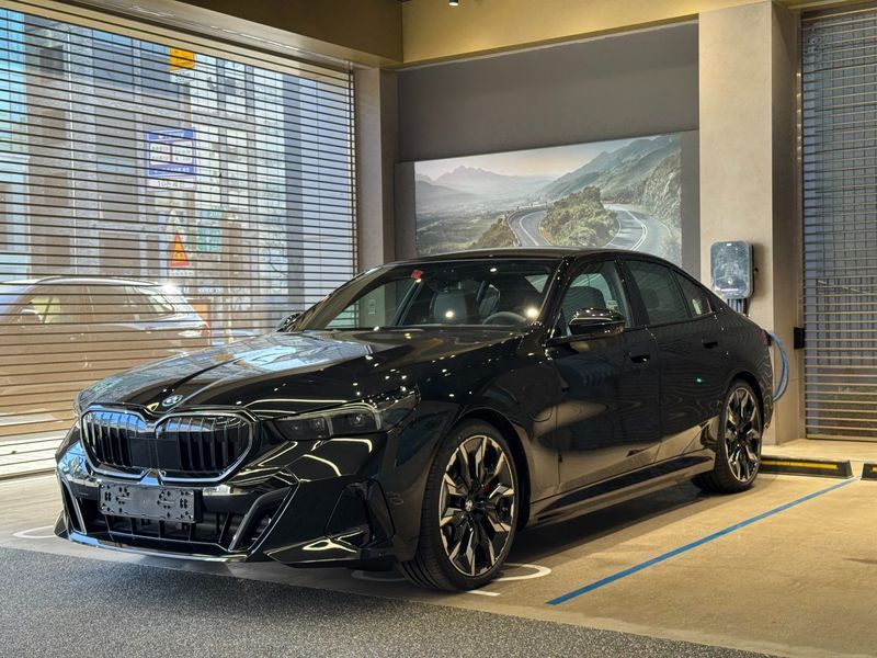 2026 BMW 5 Series 550e xDrive M Sport Pro photo 1