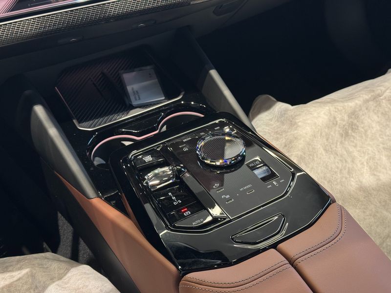 2026 BMW 5 Series 550e xDrive M Sport Pro photo 7