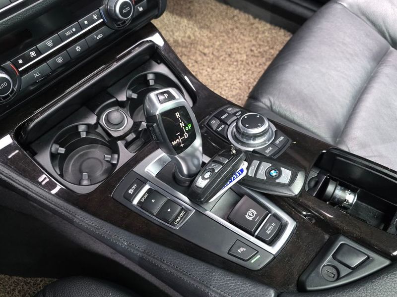 2012 BMW 5 Series 520d photo 9