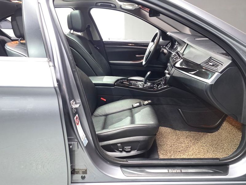 2012 BMW 5 Series 520d photo 10