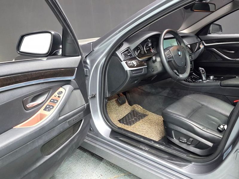 2012 BMW 5 Series 520d photo 11