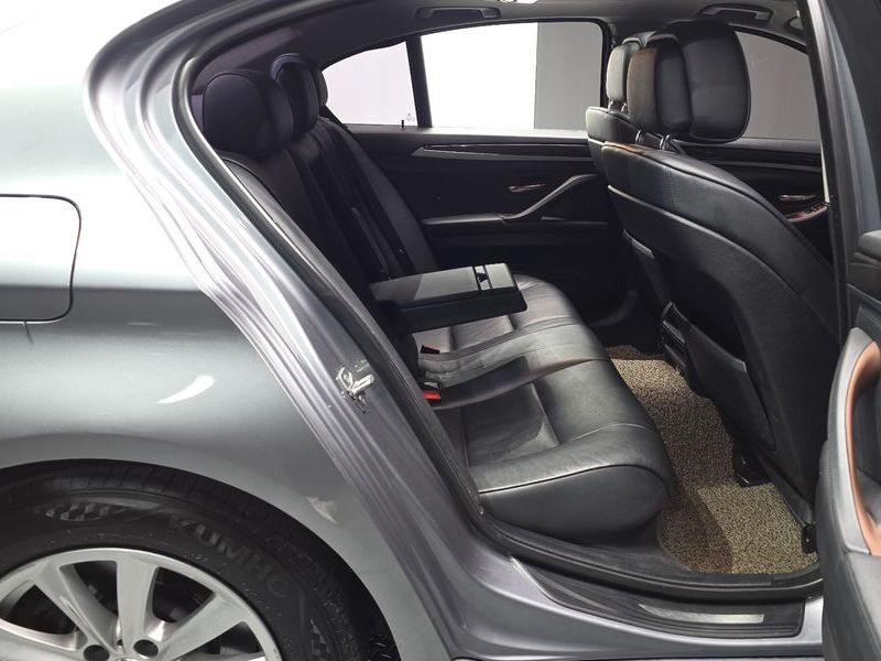 2012 BMW 5 Series 520d photo 12