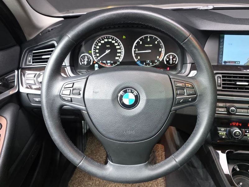 2012 BMW 5 Series 520d photo 13