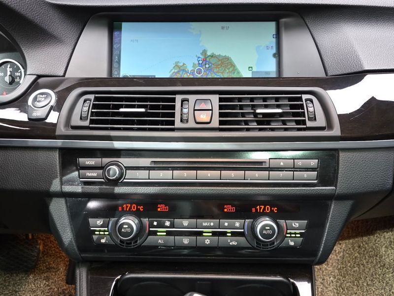 2012 BMW 5 Series 520d photo 15