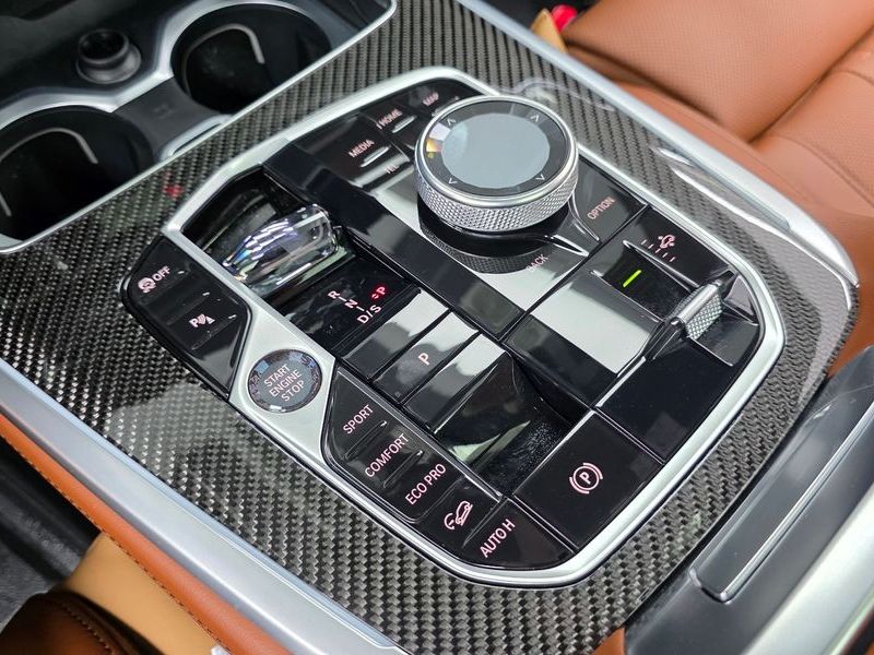 2025 BMW X7 xDrive 40i M Sport 7STR photo 9
