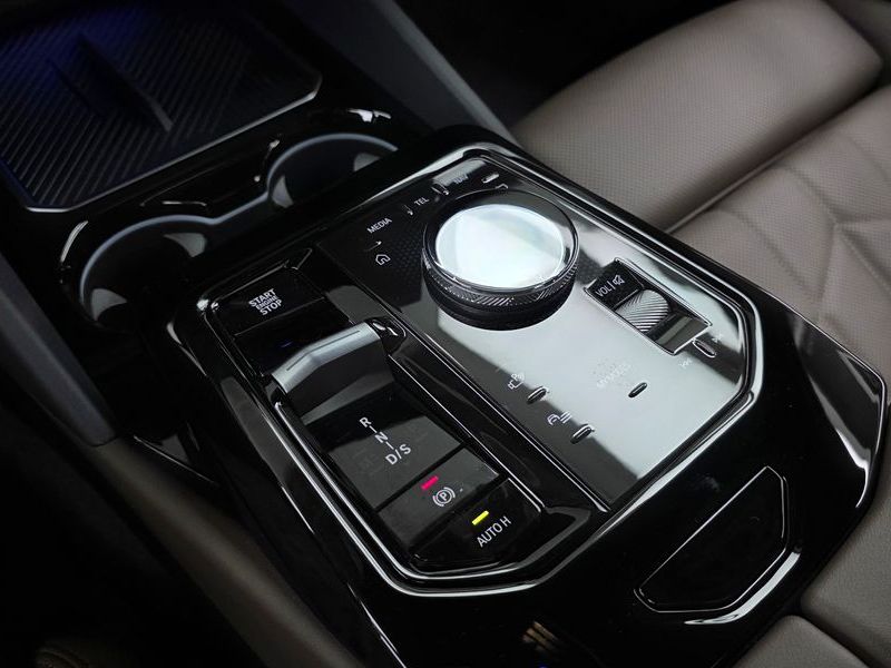 2024 BMW 5 Series 520i M Sport photo 9