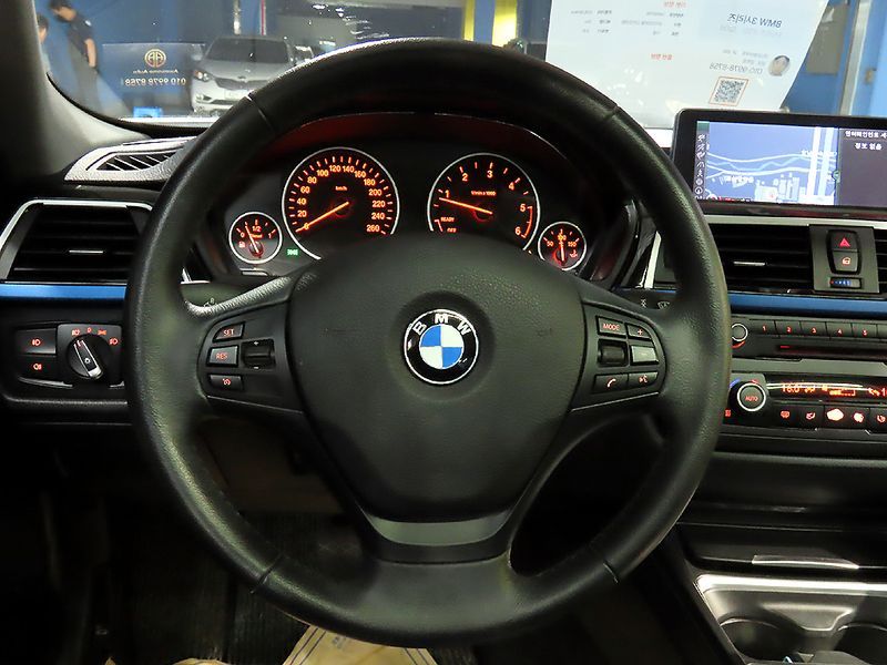 2012 BMW 3 Series 320d photo 11