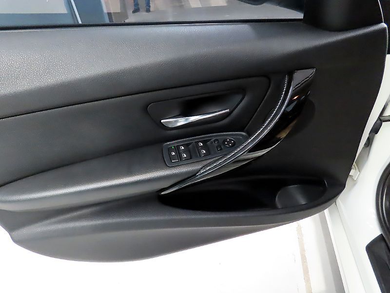 2012 BMW 3 Series 320d photo 15