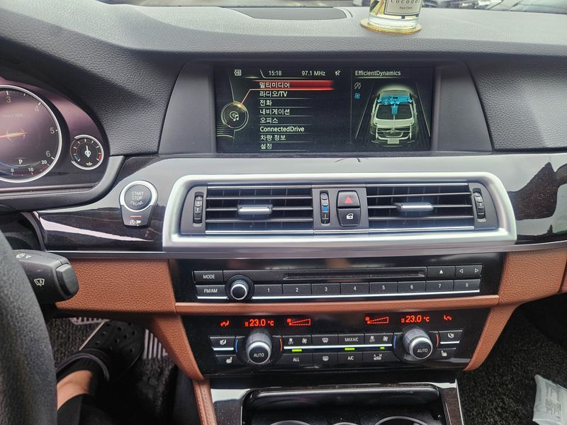 2013 BMW 5 Series 520d photo 8