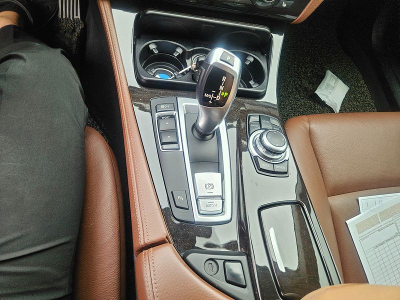 2013 BMW 5 Series 520d photo 9