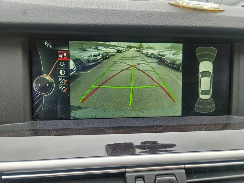 2013 BMW 5 Series 520d photo 10