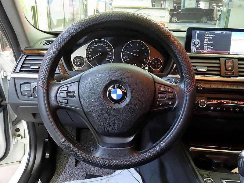 2012 BMW 3 Series 320d photo 12