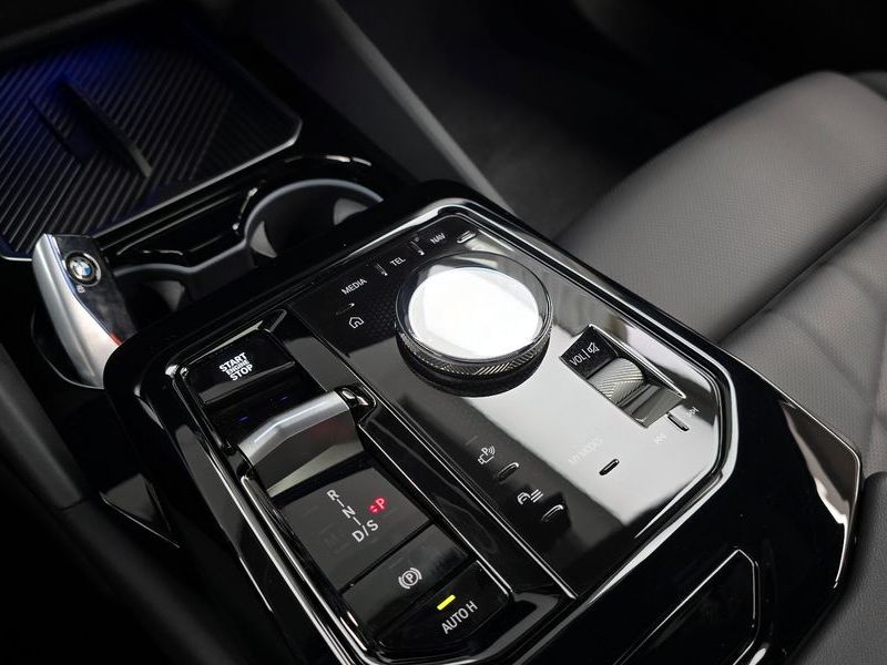 2024 BMW 5 Series 520i M Sport photo 9