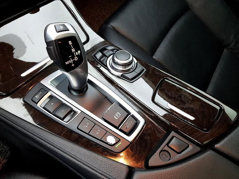 2013 BMW 5 Series 528i xDrive photo 12
