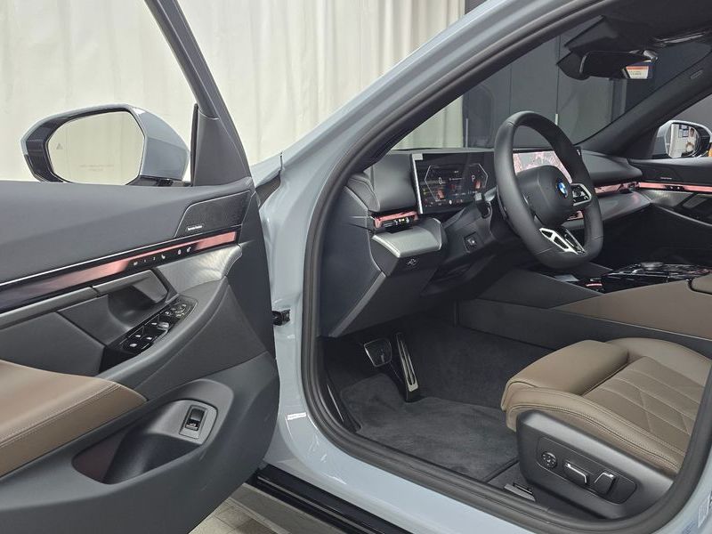 2026 BMW 5 Series 523d xDrive M Sport photo 10