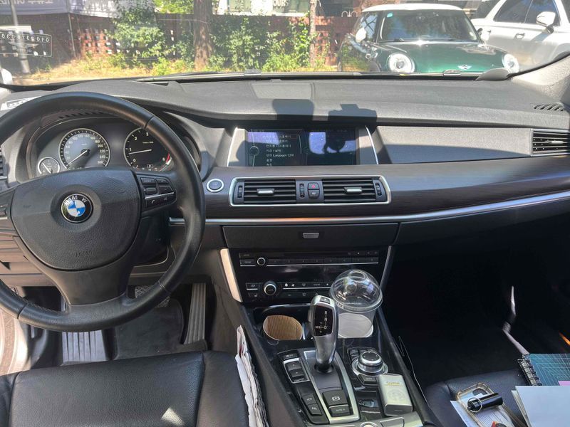 2012 BMW 5 Series GT 30d photo 8