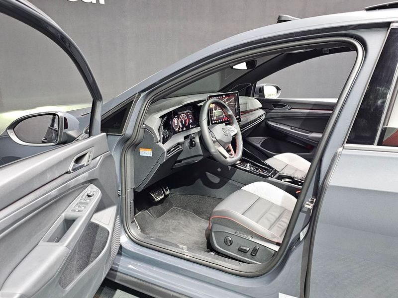 2025 Volkswagen Golf 2.0 GTI photo 10