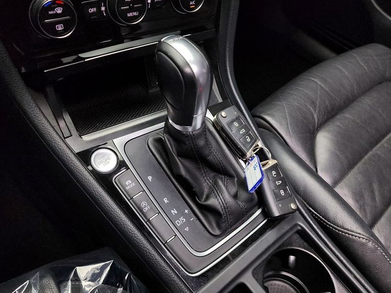 2016 Volkswagen Golf 2.0 TDI Premium photo 9