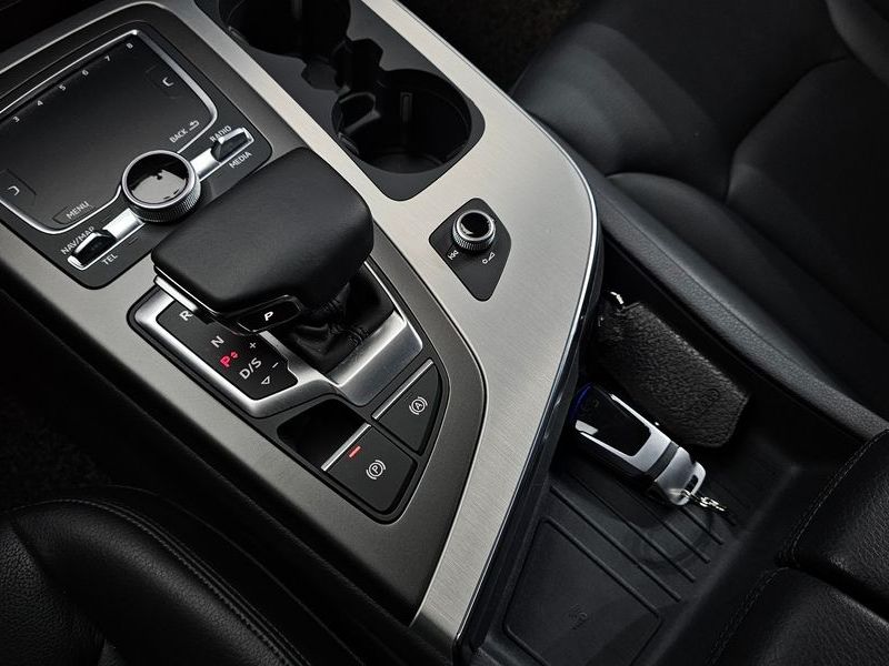 2019 Audi Q7 45 TFSI Quattro photo 9