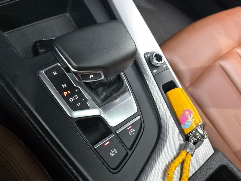 2023 Audi A4 40 TFSI photo 9