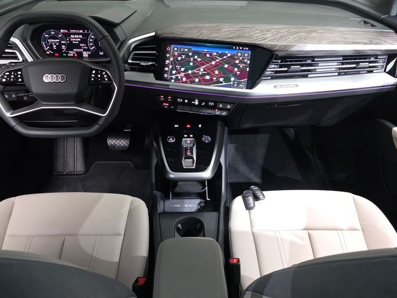 2026 Audi e-tron 45 Premium photo 7