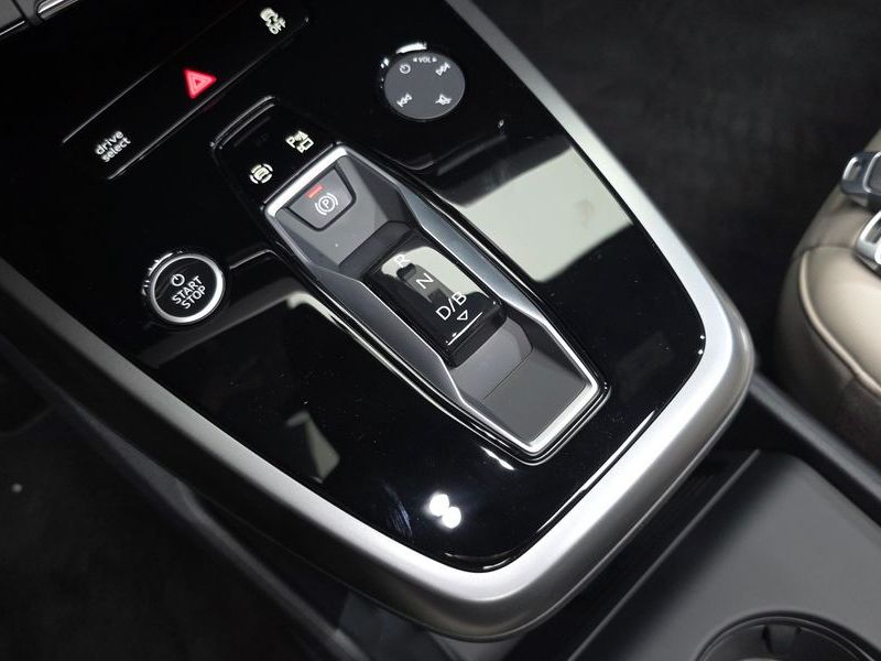 2026 Audi e-tron 45 Premium photo 9