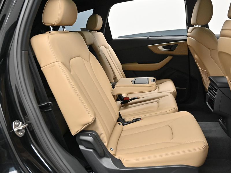 2025 Audi Q7 55 TFSI Quattro photo 12
