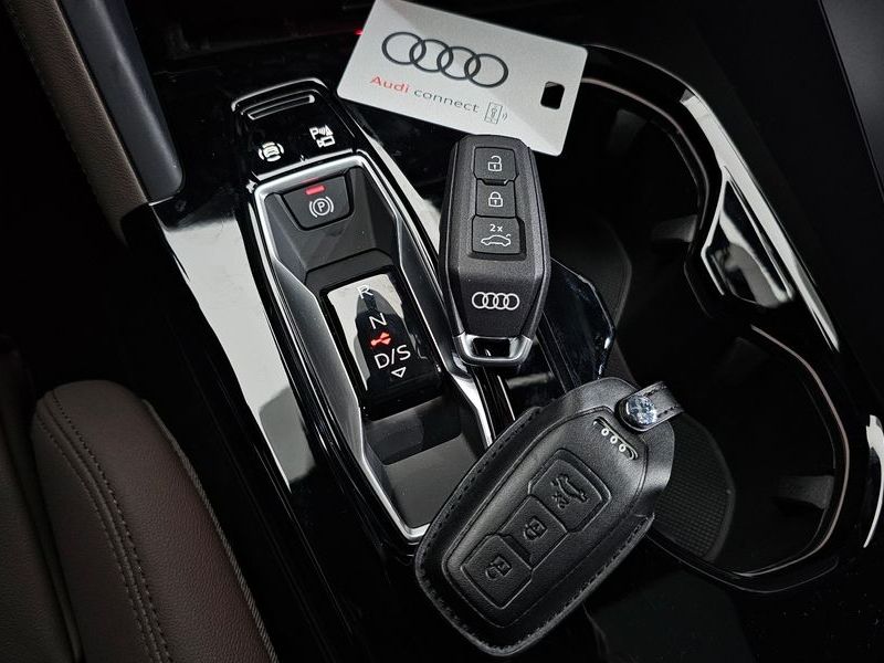 2025 Audi Q5 40 TFSI Quattro S Line photo 9