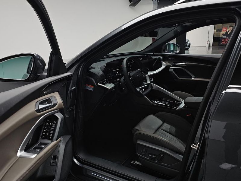 2025 Audi Q5 40 TFSI Quattro S Line photo 10